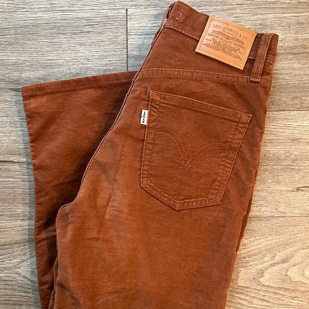 Rust Levi’s ribcage jeans